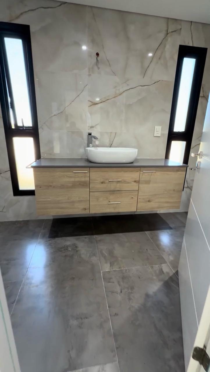 Mueble de baño a medida con mesada, bacha y terminación simil madera