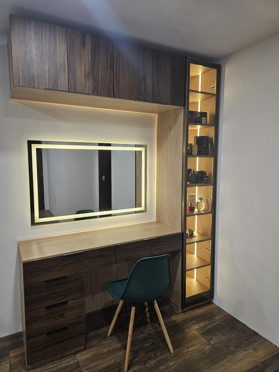Escritorio tocador a medida con espejo iluminado y estantería lateral