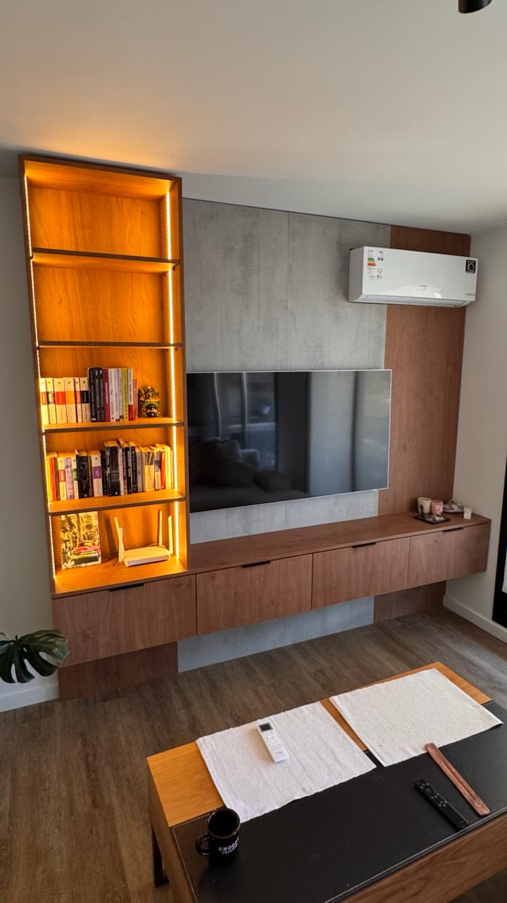 Mueble de living a medida con biblioteca iluminada y rack de TV