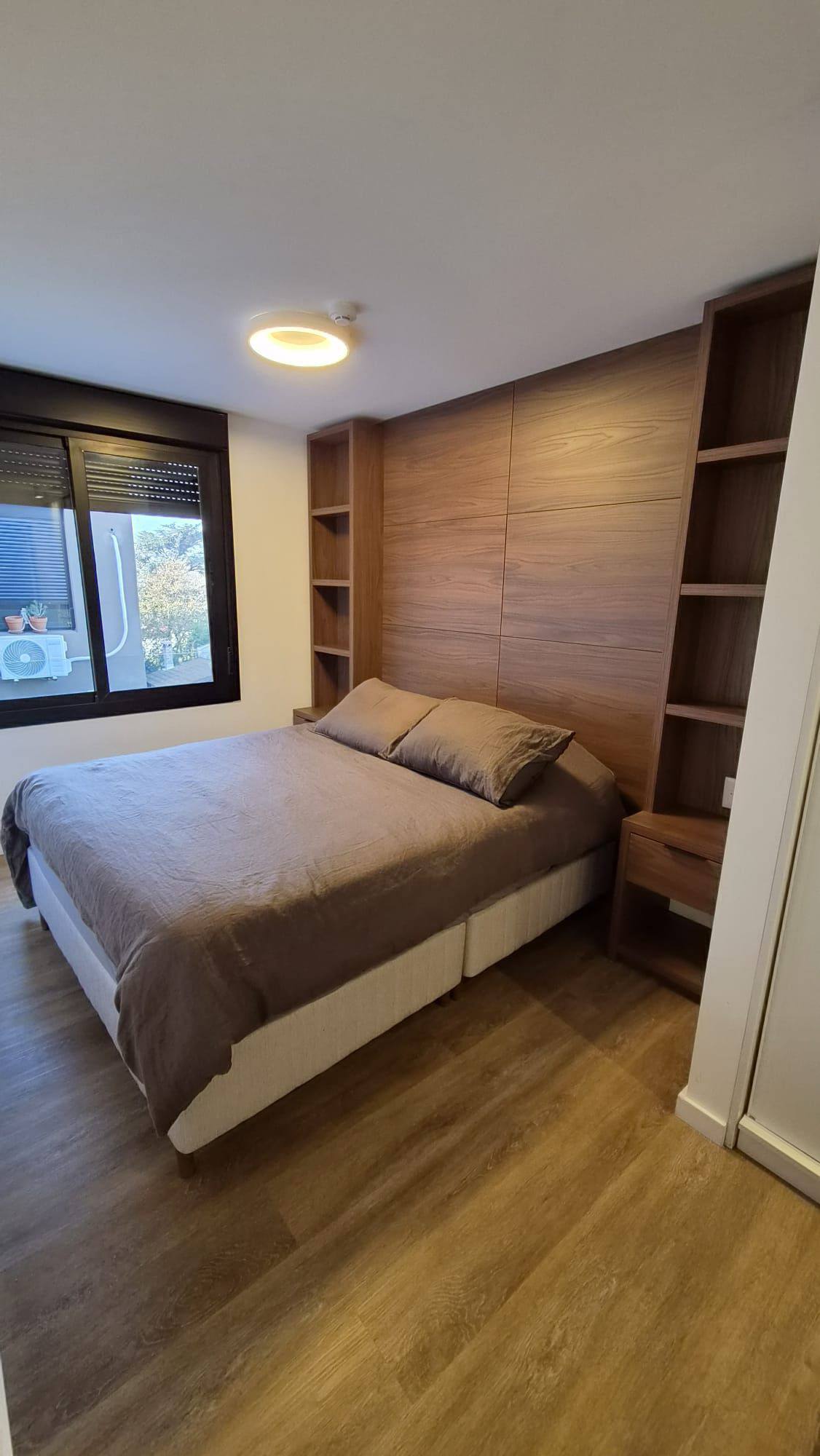 Respaldo con mesa de luz a medida